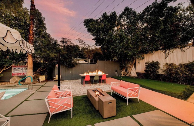 3 Private 1 Bedroom Units at The Wesley! Sleeps 12!
