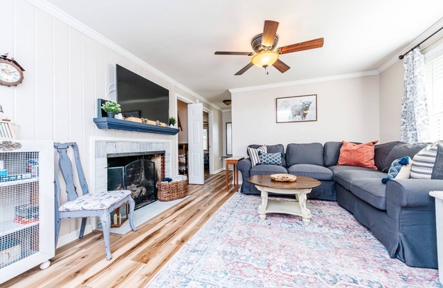 3 Queen Beds, 2 min to Fairgrounds, Fenced Yard