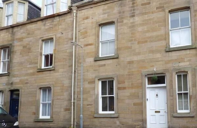 3 QUEEN MARYS BUILDINGS, with a garden in Jedburgh