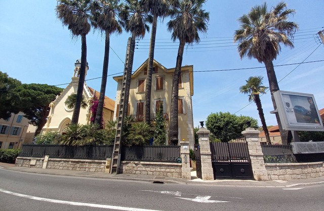 3 separately-rentable 2-room apartments, shops, beaches, private parking.