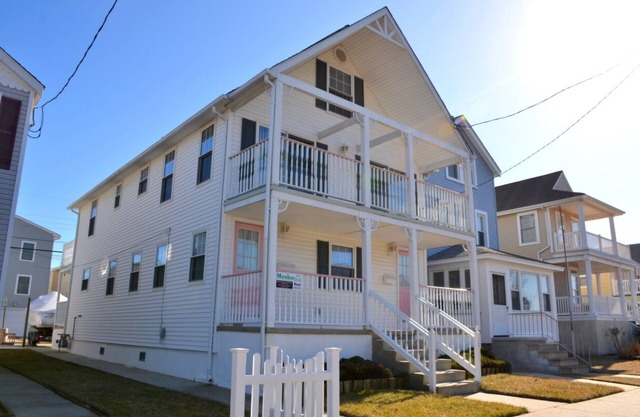 3 short blocks to the beach and boardwalk. Within a short distance to the library, stores, rides and restaurants.