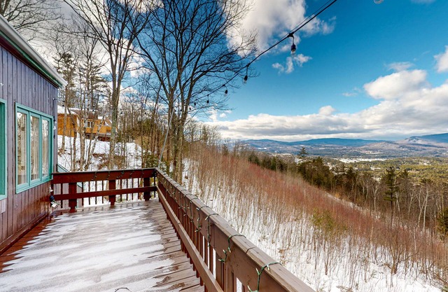 3-story mountain-view home with fireplace, grill, fast WiFi, deck, streaming, AC