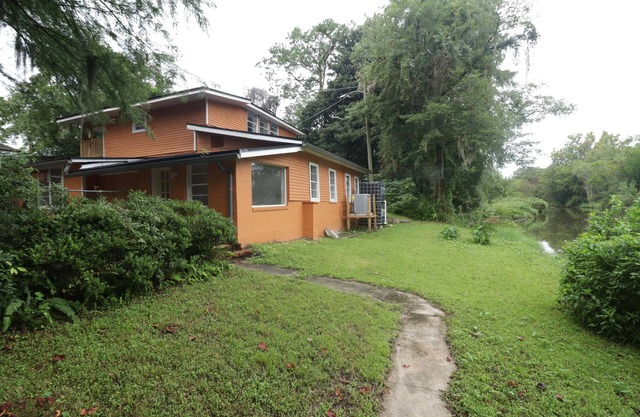 30+ Day Flexible and Temporary Housing. -King Sized Bed. -Home Office.