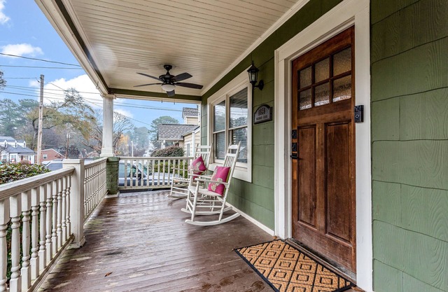 30-day rental home with enclosed yard, full kitchen, & W/D