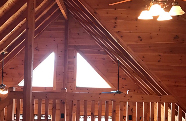 30 mile views newer log cabin Close to Luray and national park river
