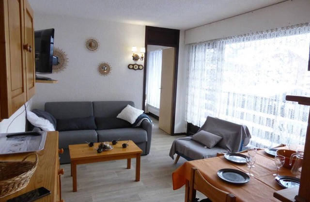 300m from ski slopes, 1st floor, view swimming pool/mountain, balcony, parking, tv, ski locker, 42m²