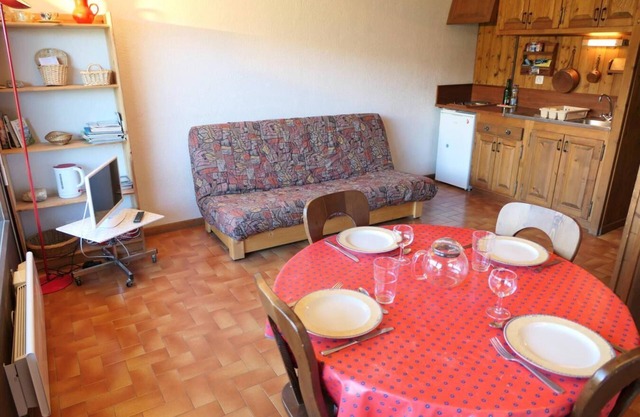 300m from ski slopes, 1st floor, view mountain, balcony, parking, tv, 28m², Saint Gervais