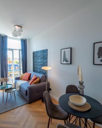301a Charming 2 rooms refurbished super center