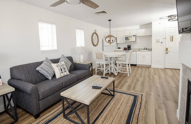 333 - Beautifully Updated 1 Bedroom Suite