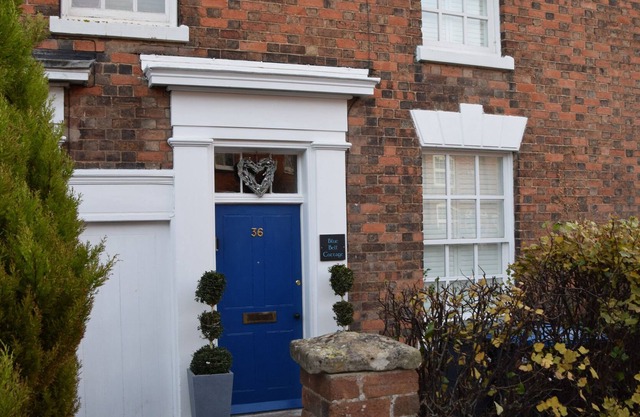 36 BLUE BELL COTTAGE, pet friendly, with hot tub in Tiddington