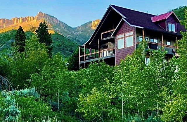360views, big cabin, sleeps 12, in Ashley National Forest, 54mls from Park City