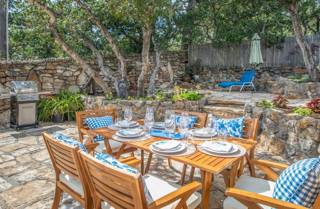 3776 Stonehill ~ Lovely Gardens, Walk to Downtown