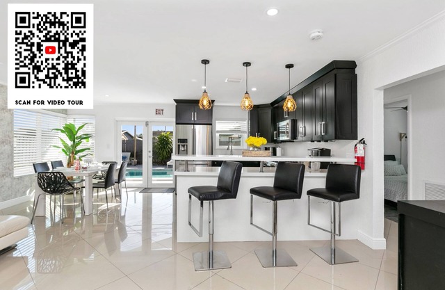 3B Pool Home, King Bed, Private Yard, Grill, Ping Pong Table & EVCharger