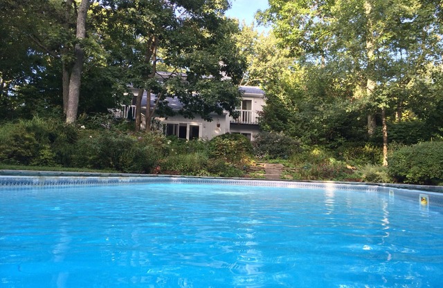 3Bd/3.5Ba Home with a secluded Garden Paradise With Heated Pool & Spa