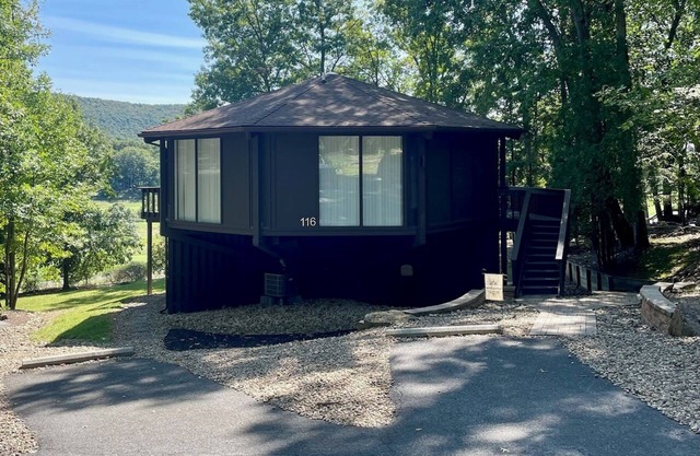 3BD/3BA Roundhouse Retreat near Bedford Springs, where breathtaking views await!