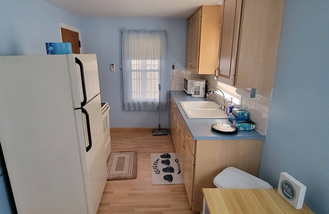 3br 1 bath home close to everything!HOF, hospitals, colleges and highway!