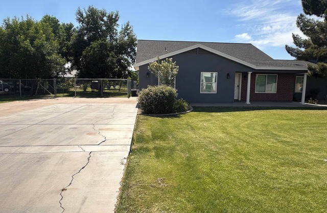 3BR Farmhouse near Gilbert Temple with access to indoor Racquetball Court