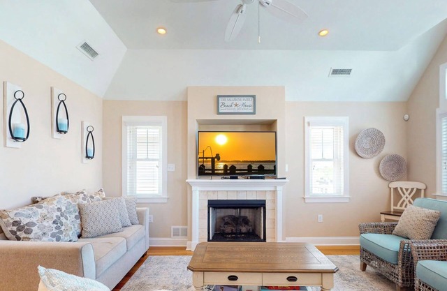 3BR Oasis – Ocean Side, Sunset Views, Rooftop Deck