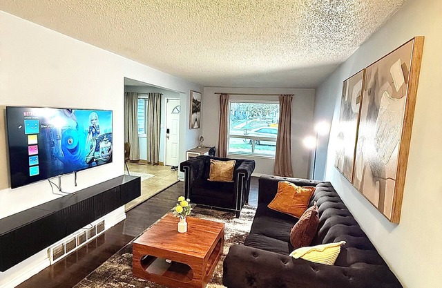 3BR Retreat | Sleeps 8 | king Bed | Mill woods