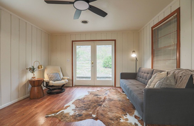 3BR Retro Hillside Oasis - Conveniently Located to the Best of Nashville!