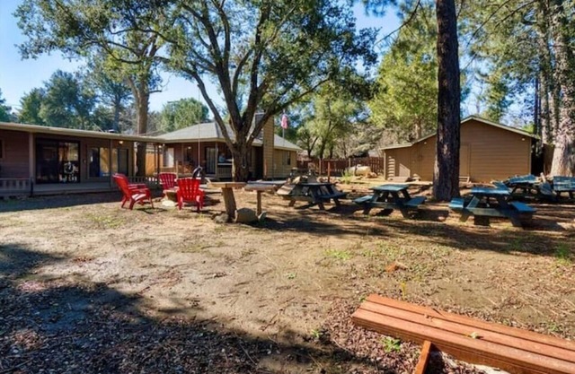 3BR Tree Covered Fenced Cabin