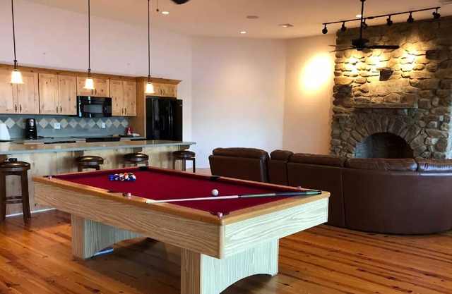 3BR Waterfront Adirondack styled Guest suite