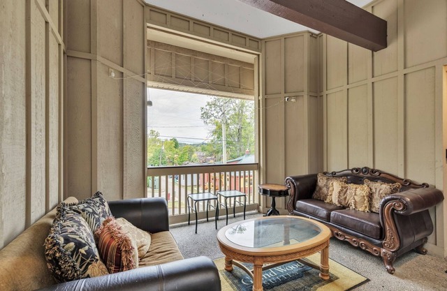 3rd Floor Front Side Penthouse Suite - 303 by Grand Wood Suites