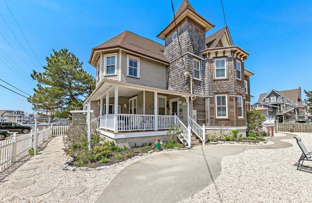 *3rd to Beach*Available:June& Sept.Oct. days *CleanUPDTDVictorian*Across VetPark