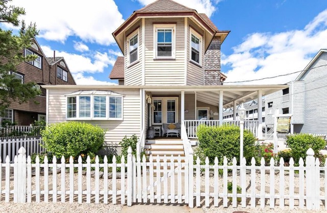 3rd to Beach*Beautiful,Victorian, covered Porch,heartof B.H,Across Veterans Prk