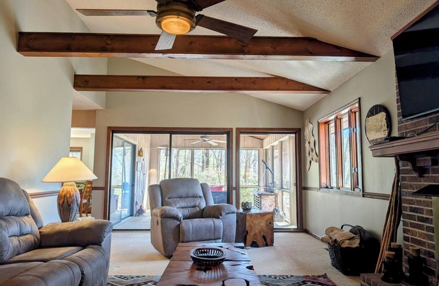 4/2.5 Franklin, NC Mountain Meadows Retreat - Dog Friendly!