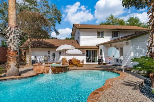 4 Bdrms Heated Pool, Hot Tub, 10 Minutes to Downtown