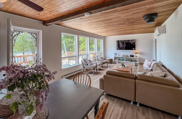 4 bed 2 bath cottage on Lake Rosseau!