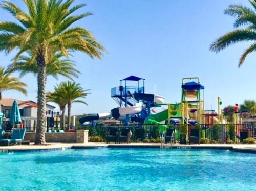 4 bed 3 bath pool home, close to Legoland, water park access