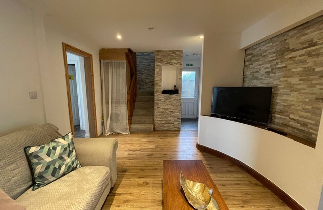 4-Bed Barnwell Retreat- Sleeps 9, Garden & Parking