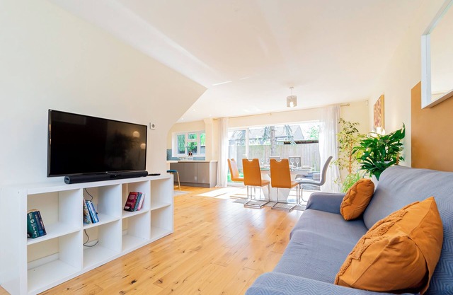 4-Bed Haven in Fawley – Ideal for extended stays, work trips, or family getaways. Spacious, fully furnished, and well-equipped for comfort and convenience. Your perfect home away from home.