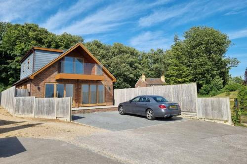 4 Bed House - Hill top views - 3 car driveway