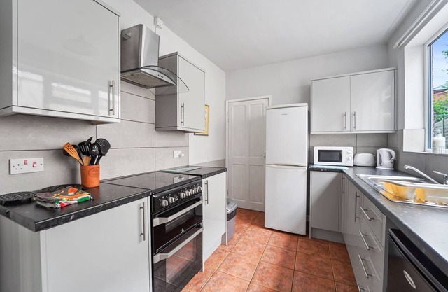 4 Bed House in Wolverhampton Your Home From Home
