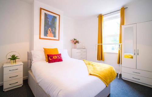 4 Bed House Sleeps 7-Free Parking- Contractors
