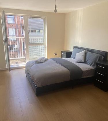 4 Bed House - Sleeps 8 - Wifi - Parking