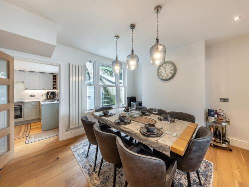 4 Bed in Aberdovey 94232