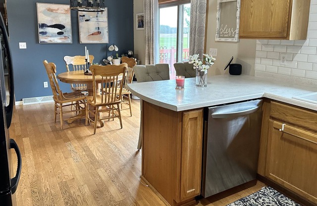 4 bedroom 2 Acre Home - Lake 2 houses down! 20 min from Stevens Point