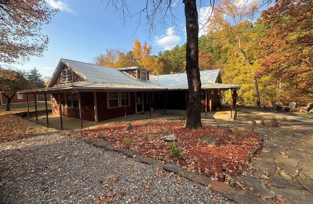 4 bedroom/3 bath cabin, sleeps 17, Bear Den Cabin