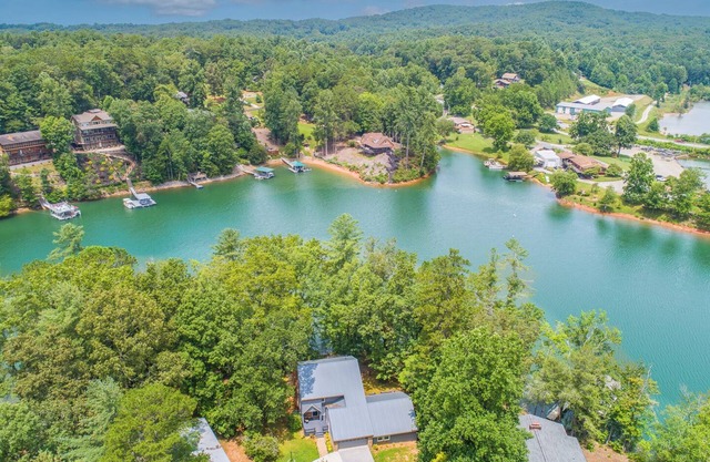 4 Bedroom, 4 Bath Mountain Retreat with Panoramic Lake Views and Private Dock
