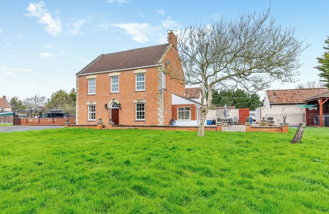 4 bedroom accommodation in West Huntspill, Highbridge