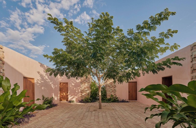 4 bedroom beach house with pool in a quite area - Full service
