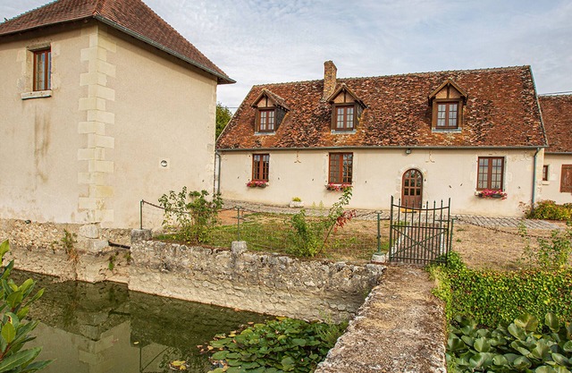 4-bedroom cottage with covered pool and garden near Loire castles