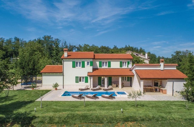 4 bedroom gorgeous home in Pican