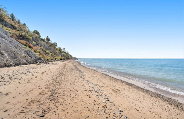 4 bedroom home w hot tub. Tram down to the beach.