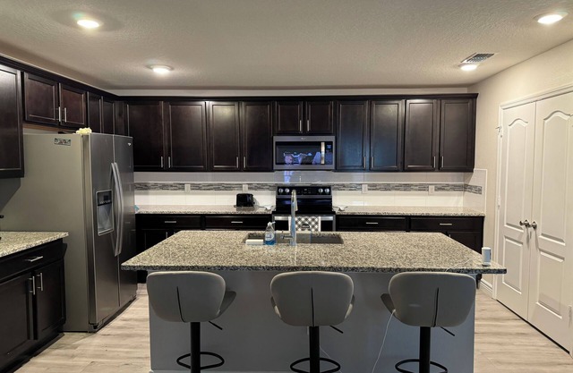 4 bedroom House close to all Orlando Parks