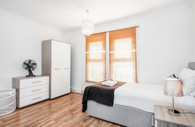 4 bedroom House Free Parking Contractor's Haven